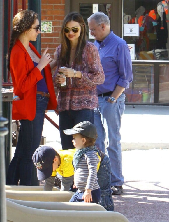 Miranda Kerr a passé la journée au parc de Coldwater Canyon a Beverly Hills avec son adorable fils Flynn le 17 février 2013. Los Angeles