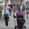 Jessica Alba, son mari Cash Warren et leurs filles Honor et Haven font du shopping avant d'aller se promener sur la plage à Santa Monica, le 17 février 2013.