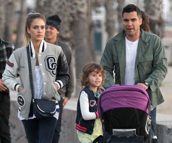 Jessica Alba, son mari Cash Warren et leurs filles Honor et Haven font du shopping avant d'aller se promener sur la plage à Santa Monica, le 17 février 2013.