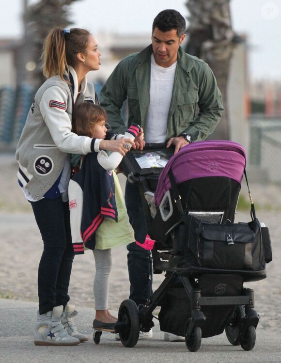 Jessica Alba en famille sur la plage à Los Angeles le 17 février 2013.