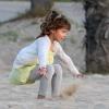 Honor Warren fait déjà la fierté de ses parents ! La fillette s'est amusée à la plage de Santa Monica à Los Angeles le 17 février 2013.