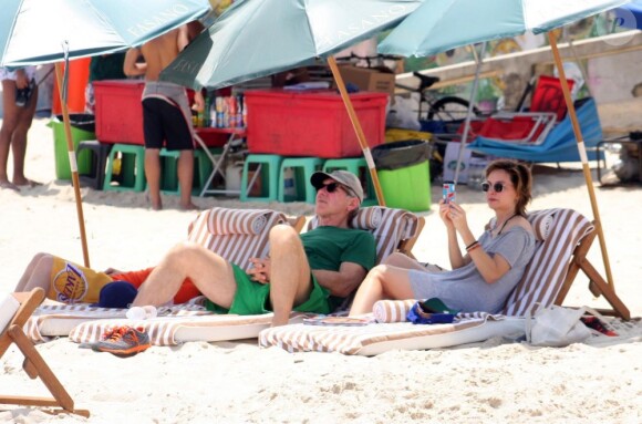 Harrison Ford, Calista Flockhart et son fils Liam sur la plage d'Ipanema à Rio de Janeiro, le 17 février 2013. Pause détente au soleil.