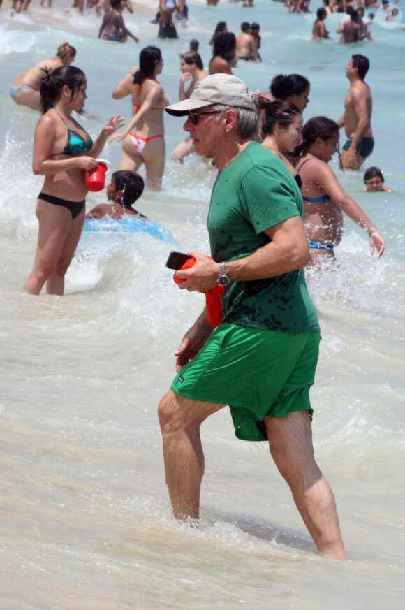 Harrison Ford, Calista Flockhart et son fils Liam sur la plage d'Ipanema à Rio de Janeiro, le 17 février 2013. L'acteur prend des photos.