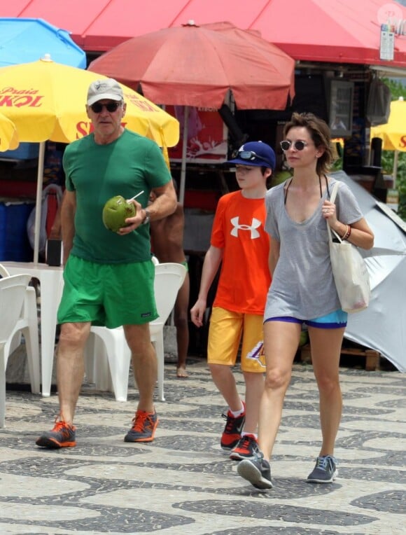 Harrison Ford, Calista Flockhart et son fils Liam sur la plage d'Ipanema à Rio de Janeiro, le 17 février 2013. La petite famille marche dans les rues de Rio.