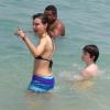 Harrison Ford, Calista Flockhart et son fils Liam sur la plage d'Ipanema à Rio de Janeiro, le 17 février 2013. L'actrice se jette à l'eau !