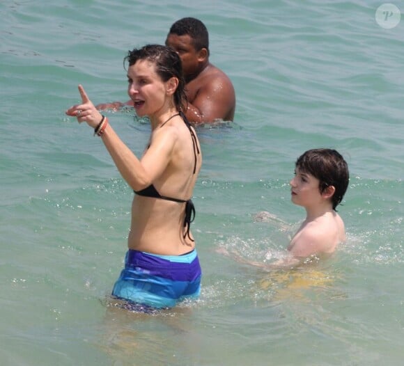 Harrison Ford, Calista Flockhart et son fils Liam sur la plage d'Ipanema à Rio de Janeiro, le 17 février 2013. L'actrice se jette à l'eau !