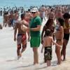 Harrison Ford, Calista Flockhart et son fils Liam sur la plage d'Ipanema à Rio de Janeiro, le 17 février 2013.