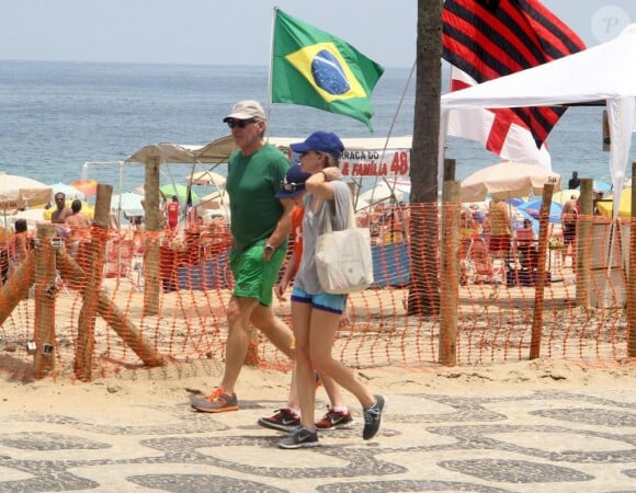 L'acteur Harrison Ford, Calista Flockhart et son fils Liam sur la plage d'Ipanema à Rio de Janeiro, le 17 février 2013.
