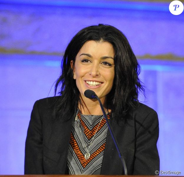 Jenifer a répondu à l'invitation de la fondation K d'urgences qui réunissait de nombreux artistes et personnalités politiques afin de faire 10 propositions au gouvernement pour aider les familles monoparentales. La réunion a eu lieu au Conseil Économique Social et environnemental à Paris le 18 février 2013.