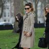 Kate Beckinsale et sa fille Lily Mo arrivent au défilé Burberry qui s'est tenu lors de la Fashion Week de Londres, le 18 février 2013.