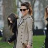 Kate Beckinsale et sa fille Lily Mo, née en 1999, arrivent au défilé Burberry qui s'est tenu lors de la Fashion Week de Londres, le 18 février 2013.