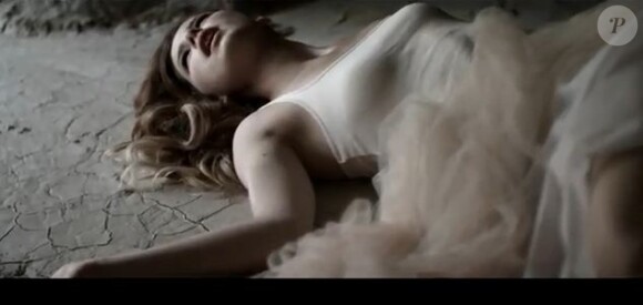 La chanteuse Lena dans le clip de Stardust, titre que l'on retrouve sur son troisième opus du même nom.