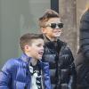Romeo, Cruz et Harper Beckham se promènent dans Paris le 19 février 2013.