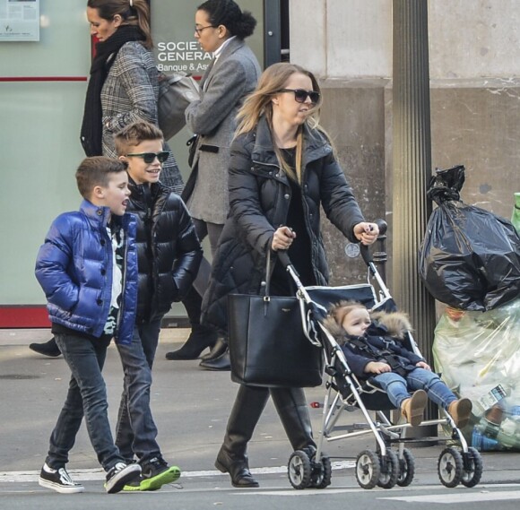 Romeo, Cruz et Harper Beckham se promènent à Paris le 19 février 2013.