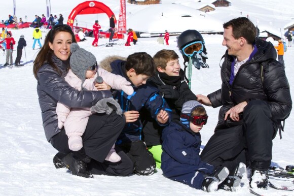 La princesse Marie et le prince Joachim de Danemark aux sports d'hiver avec leurs enfants, à Villars-sur-Ollon, le 13 février 2013.