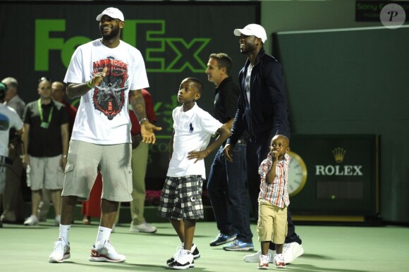 Dwyane Wade et ses garçons Zaire et Zion accompagnés de LeBron James au Crandon Park Tennis Center de Key Biscayne le 26 mars 2011