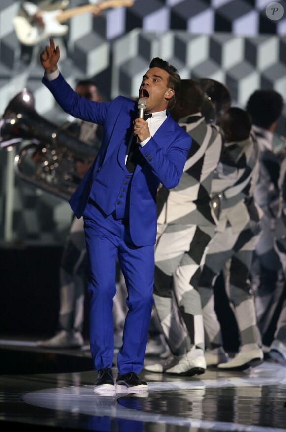 Robbie Williams sur la scène des Brit Awards 2013 à Londres, le 20 février 2013.