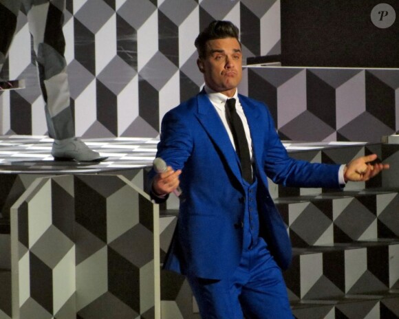 Robbie Williams sur la scène des Brit Awards 2013 à Londres, le 20 février 2013.