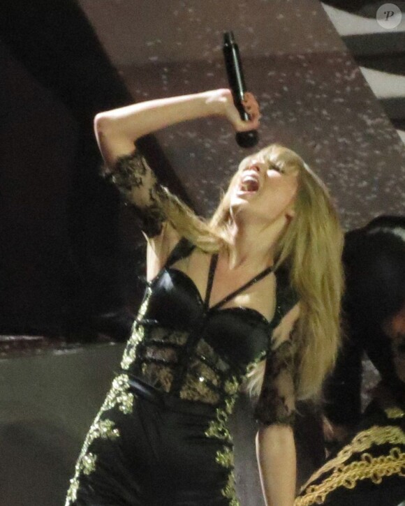 La sexy Taylor Swift sur la scène des Brit Awards 2013 à Londres, le 20 février 2013.
