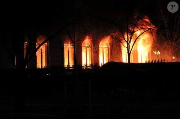 Un incendie, qui pourrait être criminel, a ravagé ce matin le restaurant de la boîte de nuit L'Arc, sans faire de victimes, à Paris le 21 fevrier 2013.