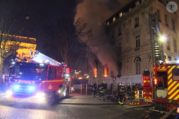Un incendie, qui pourrait être criminel, a ravagé ce matin le restaurant de la boîte de nuit L'Arc, sans faire de victimes, à Paris le 21 fevrier 2013.