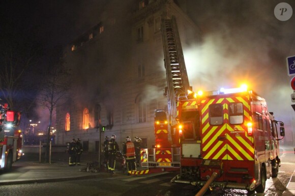 Un incendie, qui pourrait être criminel, a ravagé ce matin le restaurant de la boîte de nuit L'Arc, sans faire de victimes, à Paris le 21 fevrier 2013.