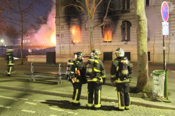 Un incendie, qui pourrait être criminel, a ravagé ce matin le restaurant de la boîte de nuit L'Arc, sans faire de victimes, à Paris le 21 fevrier 2013.