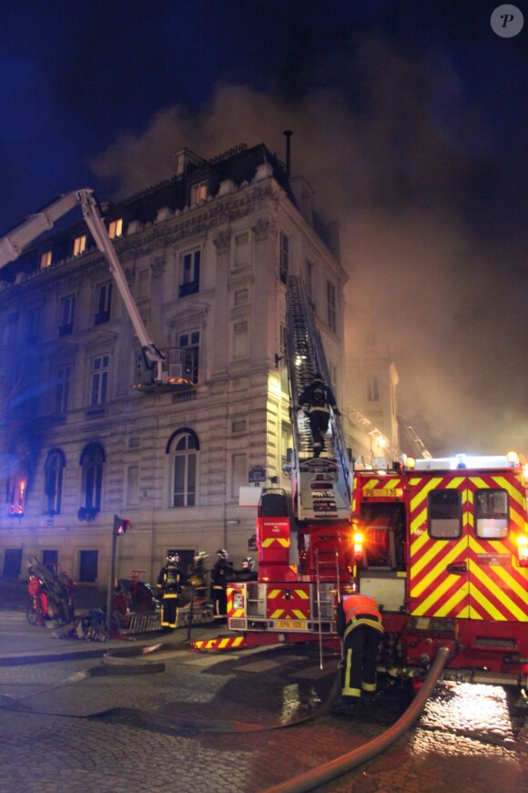 Un incendie, qui pourrait être criminel, a ravagé ce matin le restaurant de la boîte de nuit L'Arc, sans faire de victimes, à Paris le 21 fevrier 2013.