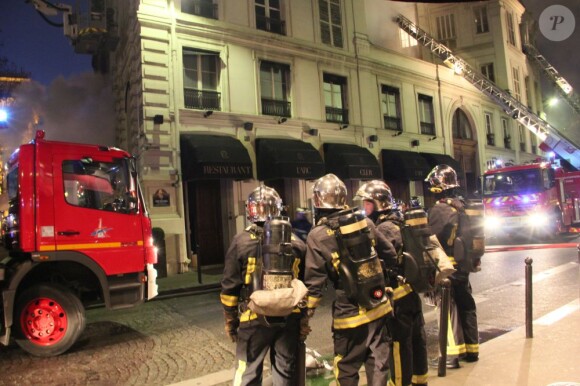 Un incendie, qui pourrait être criminel, a ravagé ce matin le restaurant de la boîte de nuit L'Arc, sans faire de victimes, à Paris le 21 fevrier 2013.