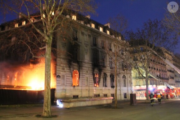 Un incendie, qui pourrait être criminel, a ravagé ce matin le restaurant de la boîte de nuit L'Arc, sans faire de victimes, à Paris le 21 fevrier 2013.