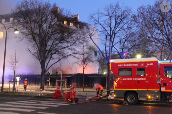 Un incendie, qui pourrait être criminel, a ravagé ce matin le restaurant de la boîte de nuit L'Arc, sans faire de victimes, à Paris le 21 fevrier 2013.