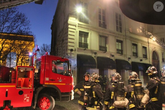 Un incendie, qui pourrait être criminel, a ravagé ce matin le restaurant de la boîte de nuit L'Arc, sans faire de victimes, à Paris le 21 fevrier 2013.