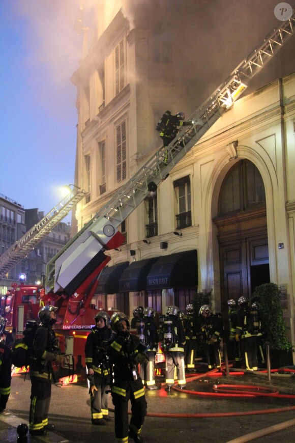 Un incendie, qui pourrait être criminel, a ravagé ce matin le restaurant de la boîte de nuit L'Arc, sans faire de victimes, à Paris le 21 fevrier 2013.
