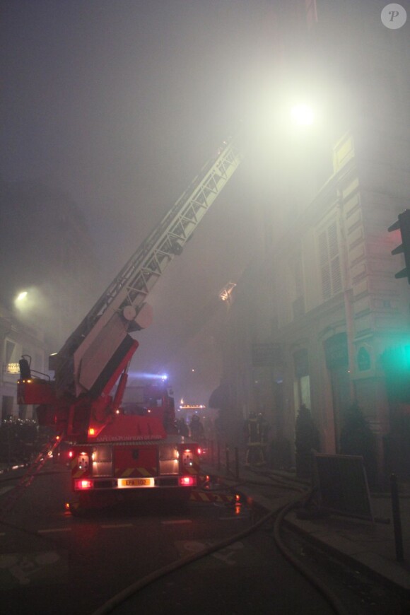 Un incendie, qui pourrait être criminel, a ravagé ce matin le restaurant de la boîte de nuit L'Arc, sans faire de victimes, à Paris le 21 fevrier 2013.