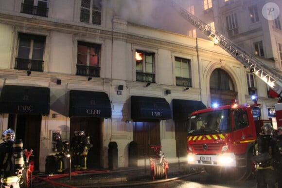 Un incendie, qui pourrait être criminel, a ravagé ce matin le restaurant de la boîte de nuit L'Arc, sans faire de victimes, à Paris le 21 fevrier 2013.