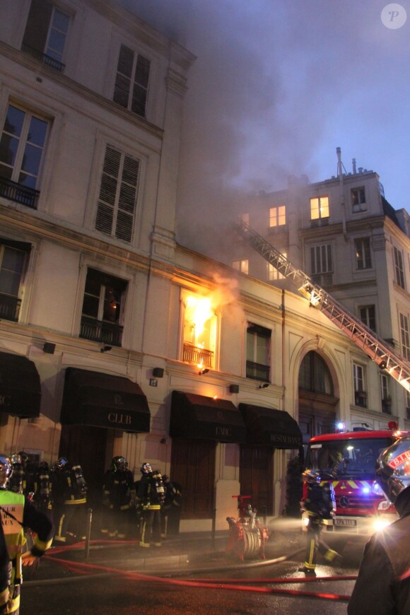 Un incendie, qui pourrait être criminel, a ravagé ce matin le restaurant de la boîte de nuit L'Arc, sans faire de victimes, à Paris le 21 fevrier 2013.