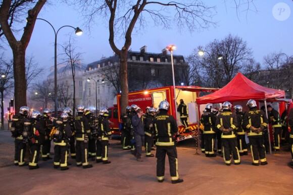 Un incendie, qui pourrait être criminel, a ravagé ce matin le restaurant de la boîte de nuit L'Arc, sans faire de victimes, à Paris le 21 fevrier 2013.