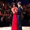 Barack Obama a posté une photo sur son compte Twitter sur laquelle on le voit danser avec sa femme Michelle Obama lors du bal en l'honneur de son investiture. Le cliché était accompagné de la légende suivante : "M'accorderez-vous cette danse ?"