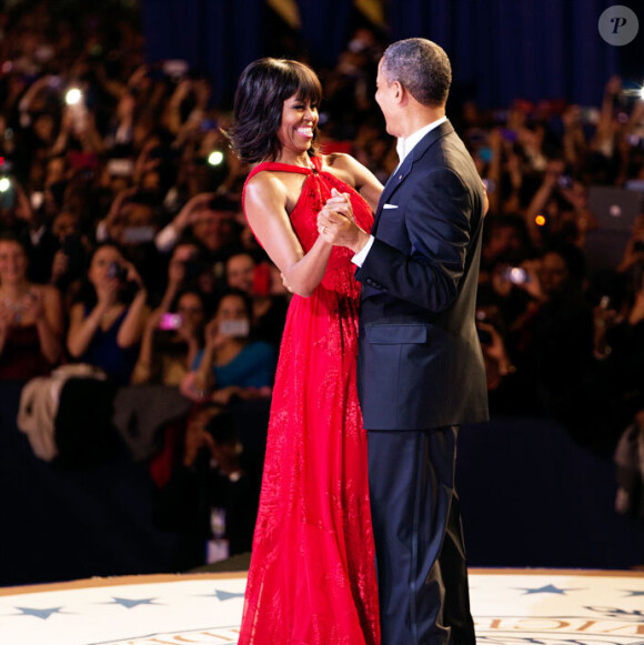 Barack Obama a posté une photo sur son compte Twitter sur laquelle on le voit danser avec sa femme Michelle Obama lors du bal en l'honneur de son investiture. Le cliché était accompagné de la légende suivante : "M'accorderez-vous cette danse ?"