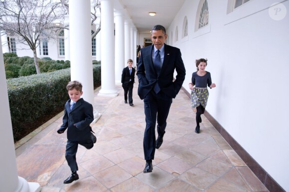 Voici des photos officielles sur les coulisses de l'investiture de Barack Obama et sur la vie à la Maison Blanche. Le président se déplace dans le jardin de la Maisonn Blanche avec les enfants de Denis McDonough, sous-conseiller de la Sécurité Nationale du pays. Le 25 janvier 2013.