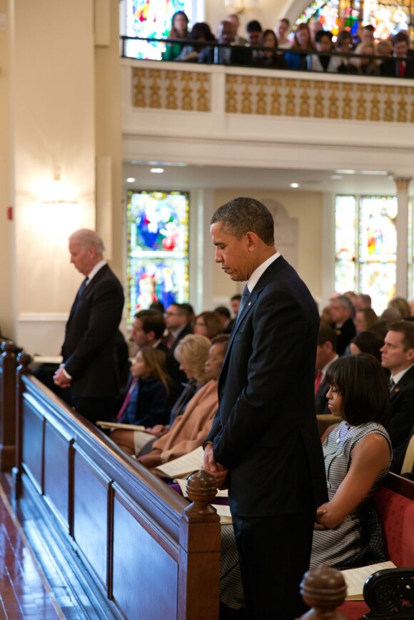 Voici des photos officielles sur les coulisses de l'investiture de Barack Obama et sur la vie à la Maison Blanche. Le président et sa femme, accompagnés du vice-président Joe Biden, assistent à une messe en l'église St. John's Church à Washington, le 21 janvier 2013.