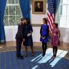 Voici des photos officielles sur les coulisses de l'investiture de Barack Obama et sur la vie à la Maison Blanche. Michelle Obama embrasse son époux après que ce dernier ait prêté serment. Le 20 janvier 2013.