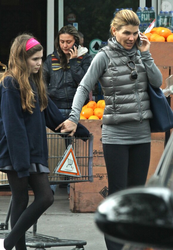 Lori Loughlin et sa fille Olivia font les courses chez Bristol Farms à Beverly Hills, le 19 février 2013. 
