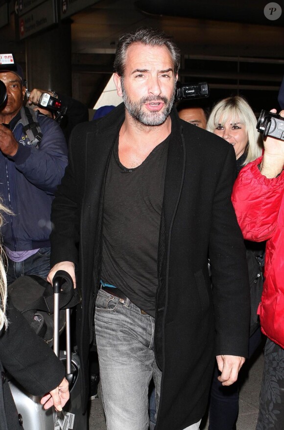 The Artist Jean Dujardin arrive au LAX de Los Angeles le 21 février 2013.