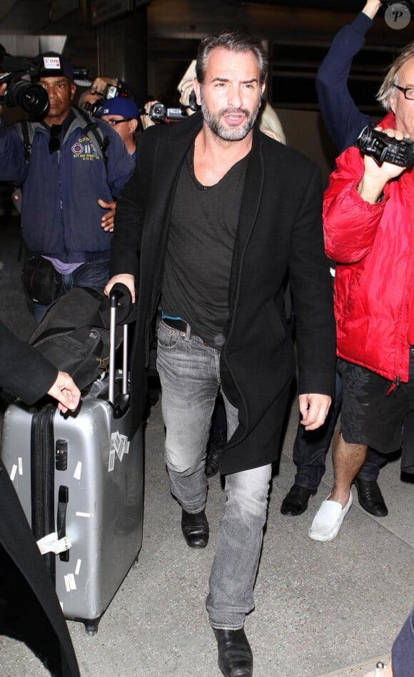 Jean Dujardin arrive de Paris au LAX de Los Angeles le 21 février 2013.
