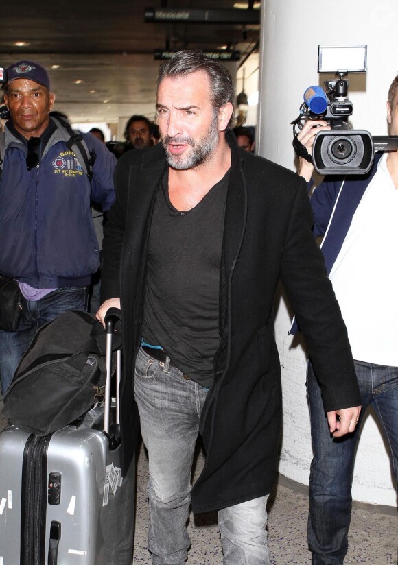 Jean Dujardin débarque au LAX de Los Angeles le 21 février 2013.