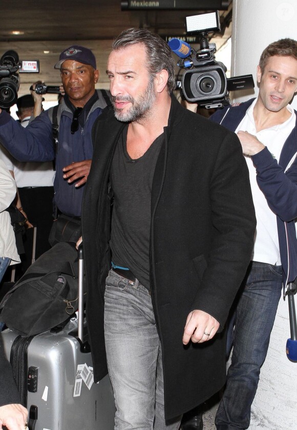 Jean Dujardin fatigué arrive au LAX de Los Angeles le 21 février 2013.