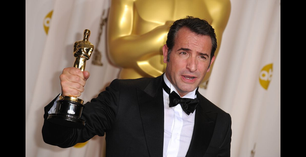Photo : Jean Dujardin pose avec son Oscar du meilleur acteur pour The ...