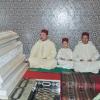 Le roi Mohammed VI du Maroc, son fils le prince héritier Moulay El Hassan et son frère le prince Moulay Rachid se recueillant le 20 février 2013 au mausolée Mohammed V à Rabat lors d'une veillée pour le 14e anniversaire de la disparition du roi Hassan II.