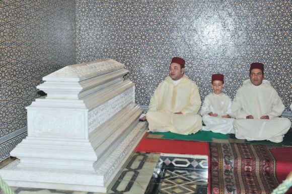 Le roi Mohammed VI du Maroc, son fils le prince héritier Moulay El Hassan et son frère le prince Moulay Rachid se recueillant le 20 février 2013 au mausolée Mohammed V à Rabat lors d'une veillée pour le 14e anniversaire de la disparition du roi Hassan II.
